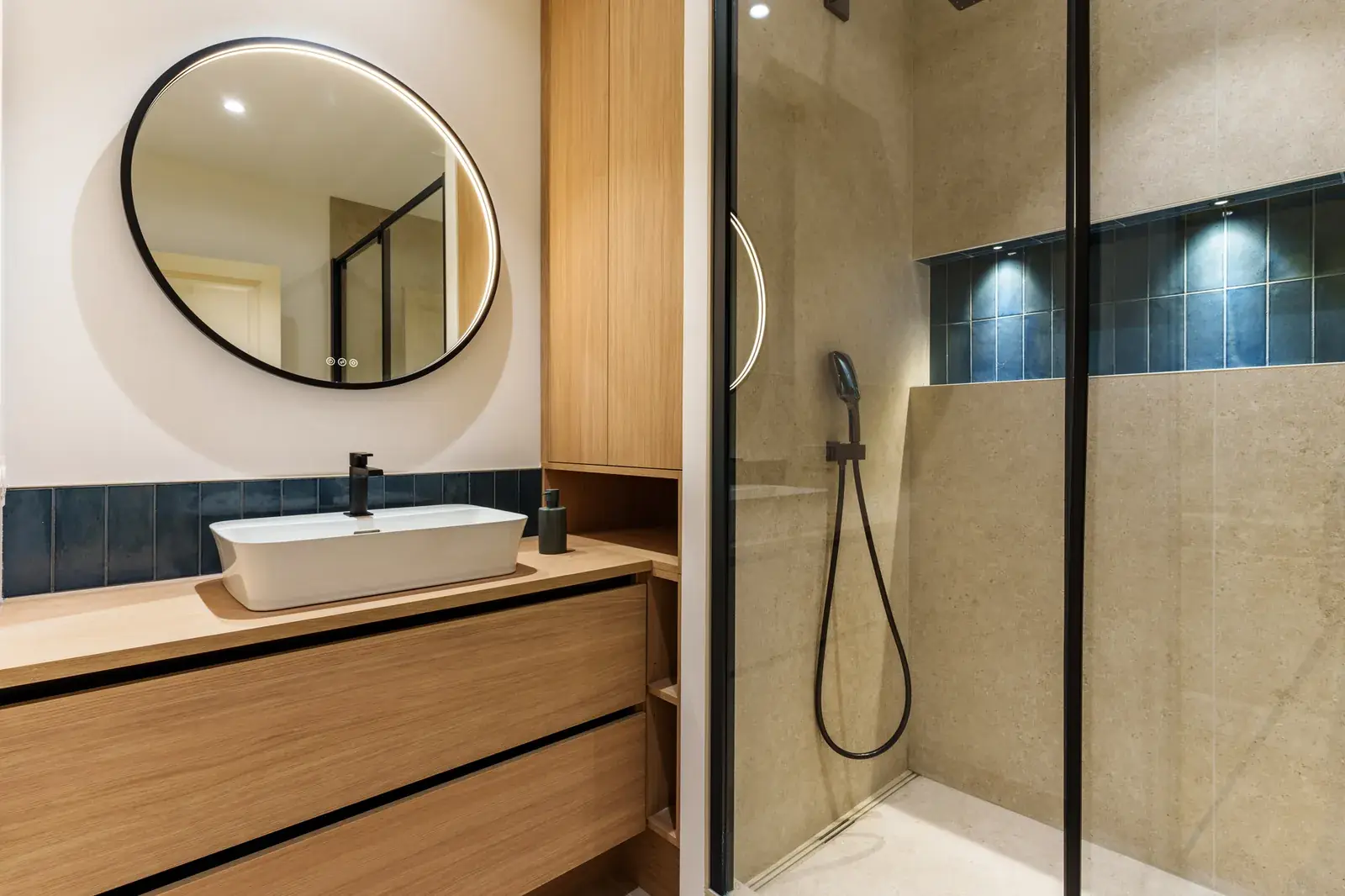 Meuble vasque moderne et douche italienne, rénovation salle de bain Bordeaux